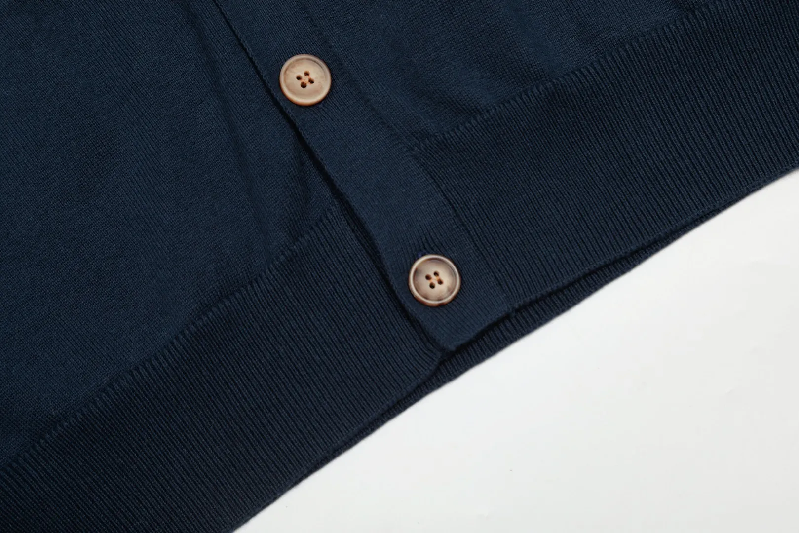P250 Top quality" Style number: DS813# (not off the shelves all year round) [Ralph Lauren V-neck solid color pony embroidered logo jersey basic cardigan] ✅Ralph Lauren Ralph Lauren classic basic versatile knitted cardigan jacket for men and women couples ✅Main supplier platform live broadcast Wholesale entity Replenish when out of stock Not off the shelf ✅ZP quality 1:1 version Scan the code to enter the GF website Counter quality ✅Detailed quality is the only one in Guangzhou Imported quality cotton yarn, focusing on high-end, cost-effective, good quality needless to say. ✅Restore the original version. The maximum size can be worn up to 180 pounds. Loose, comfortable and stress-free. ✅The upper body is simple and easy to match. A must-have item for ootd. Good-looking clothes are never picky. A must-have for couples of the same style. Size: S-XL. Color: black, off-white, gray, navy.